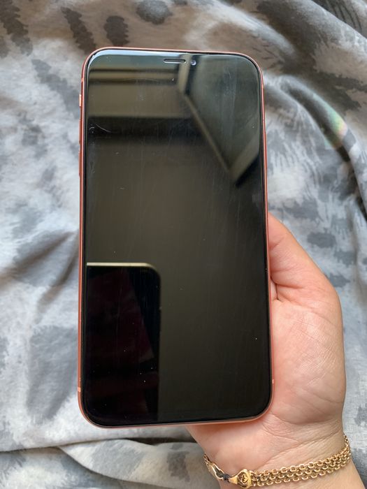 Продам своей девушки айфон XR в хорошом состаяние