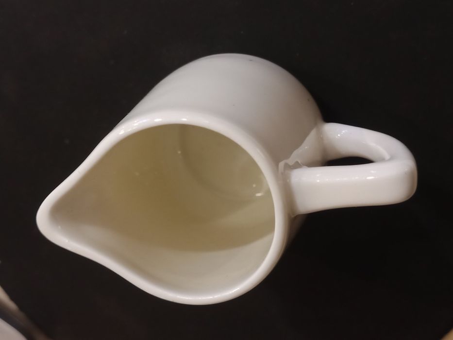 Pequena Leiteira individual da fabrica Vista Alegre - peça rara