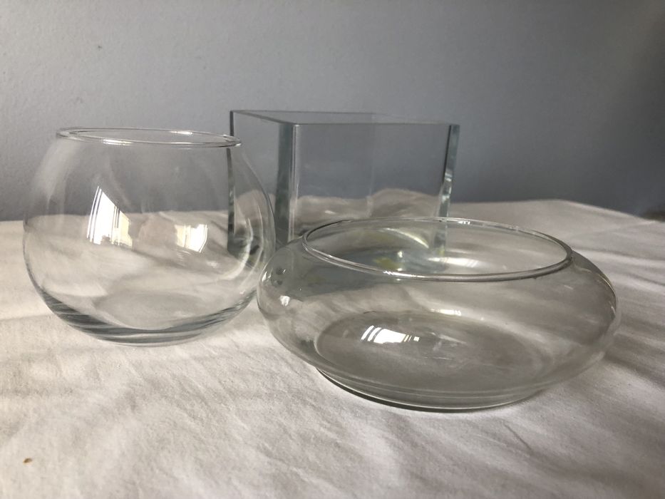 Tres tacas pequenas ou vasos em vidro