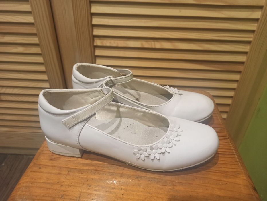 Półbuty białe dziewczynki z Komunię 35 bardzo mało używane z kwiatki