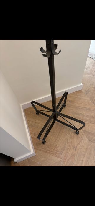 Metalowy czarny wieszak