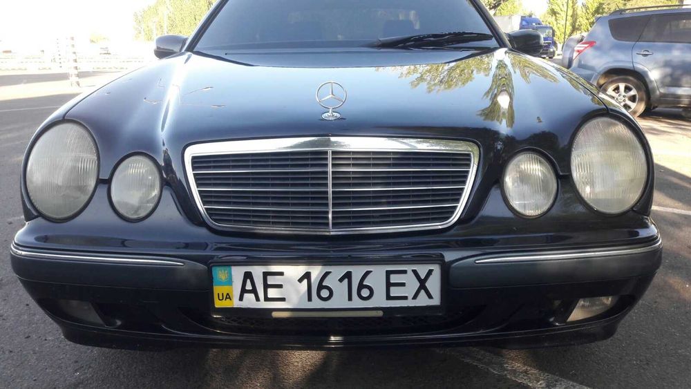 автомобіль Mercedes-Benz E240