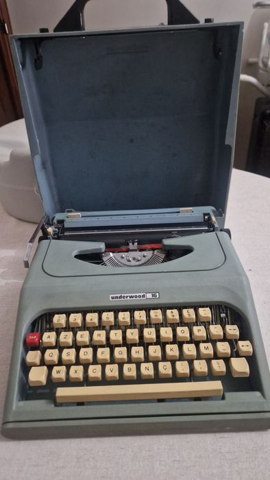 Máquina de escrever Underwood 16 1976