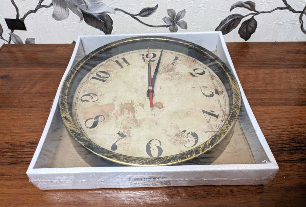 Часы настенные,  24 см.