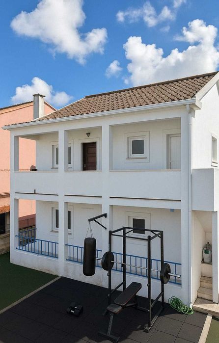 Quarto em Sobreda Margem Sul: Contrato + Água e Wifi Incluídos