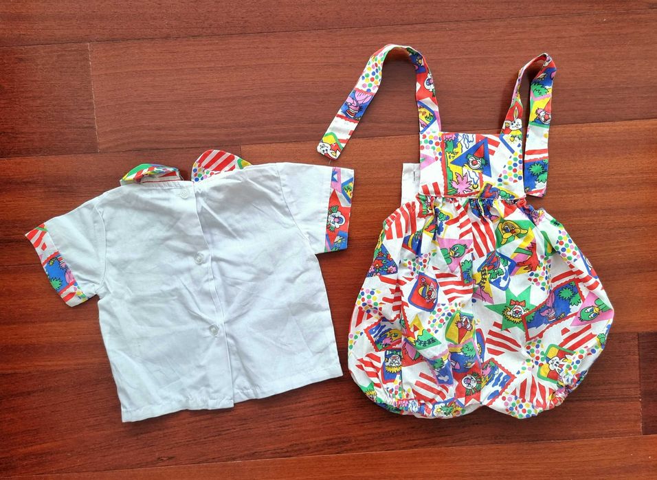 Conjunto camisa e jardineiras com padrão multicolorido de palhaços, 6m