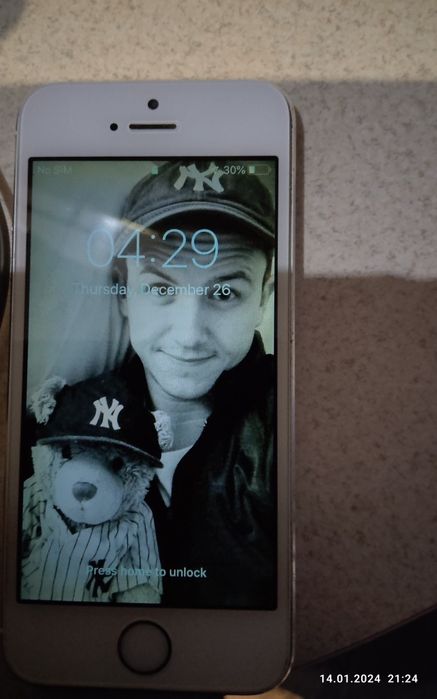 Iphone заблокированный  1 штуки на запчасти