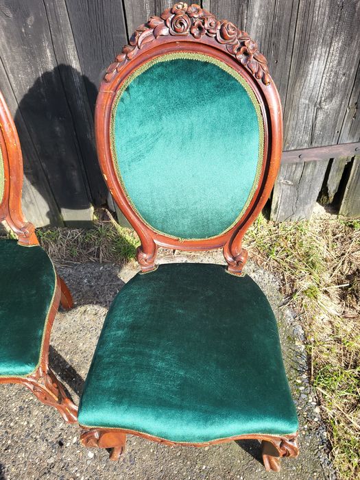 Zestaw pięknych krzeseł