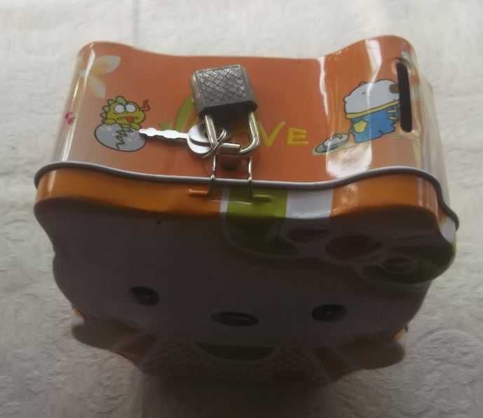 Venda Solidária - Mealheiros de lata, formato Hello Kitty