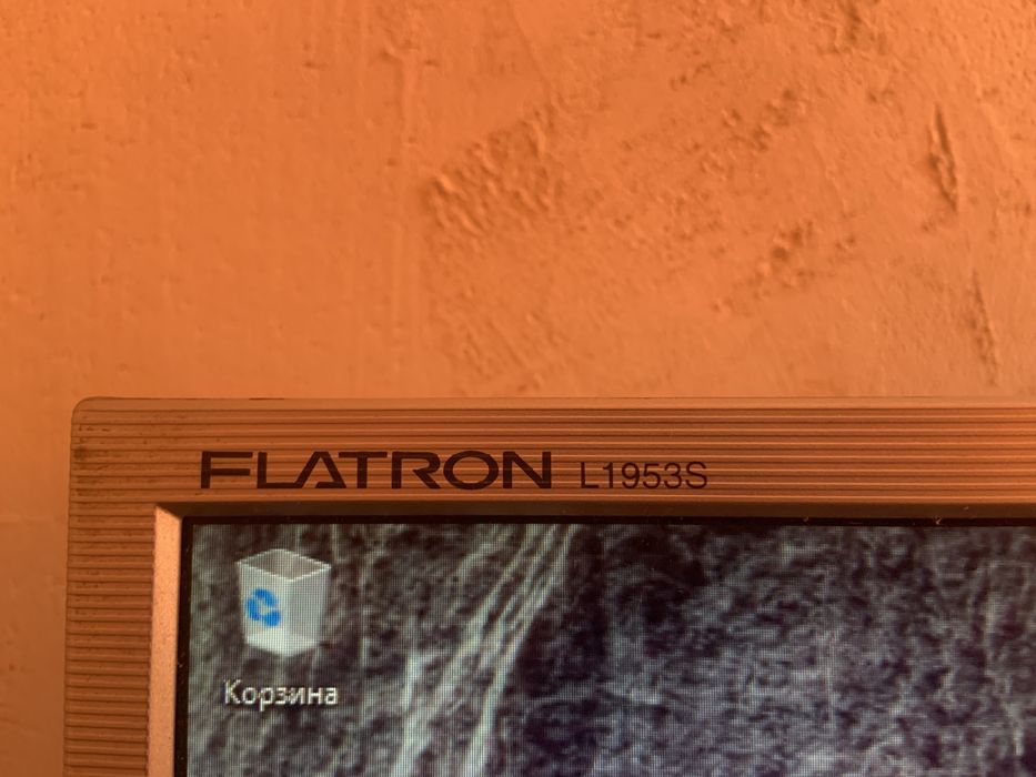 Монитор 19 дюймов LG Flatron L1953s рабочий
