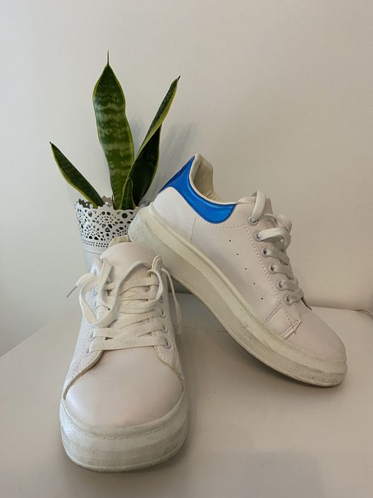 Sapatilhas brancas com pormenor azul