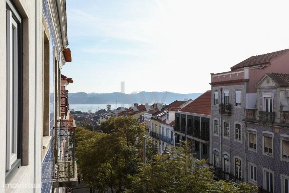 Espaçoso apartamento duplex T4+1,  com vista Rio, na Calçada da Ajuda.