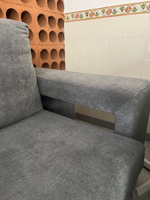 Sofá cinzento 2 lugares com bancos