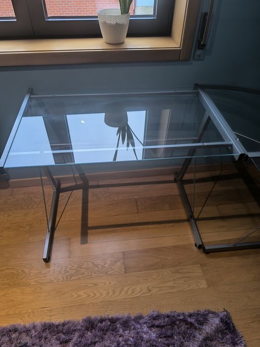 Mesa de escritório com tampo em vidro