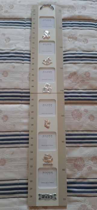 Suporte para fotografias, com medição da altura de uma criança