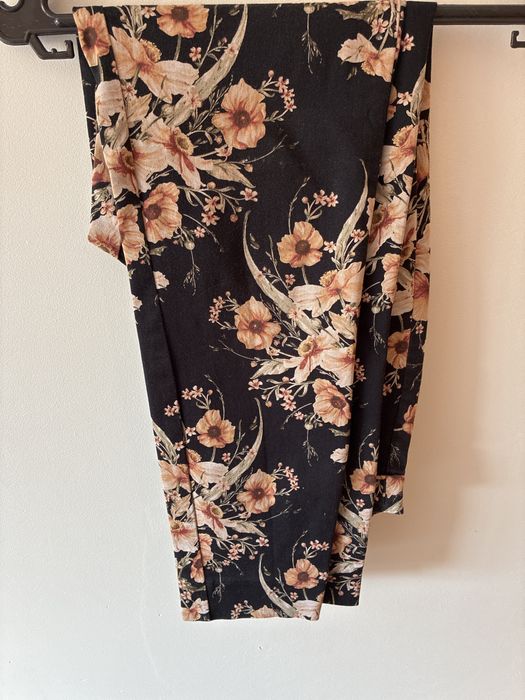 Calças H&M pretas com flores
