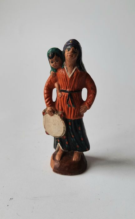 Zabytkowa gliniana figurka - rzeźba -  matka z dzieckiem.