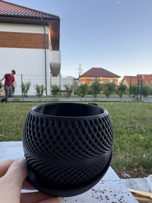 Doniczka 3D druk czarna z podstawka