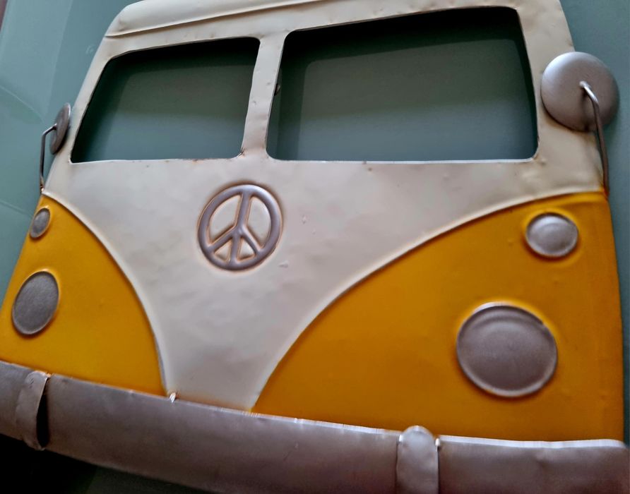 Decoração de parede que pode ser usada também como moldura. Frente de uma volkswagen clássica