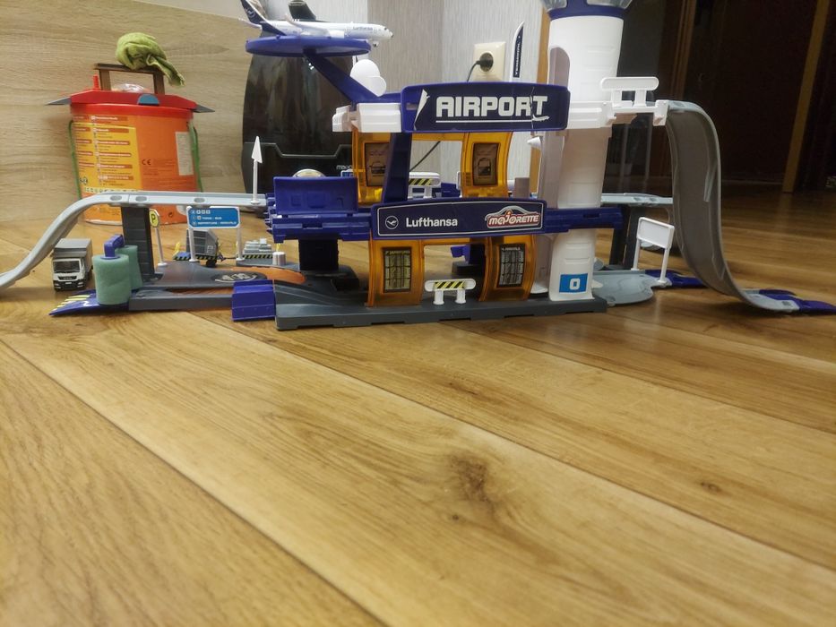 Продам дитячий аеропорт creatix big airport playset lufthansa: 750