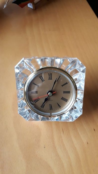 Relógio de mesa em cristal está como novo