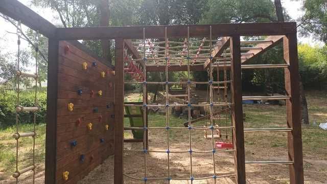 PARQUE INFANTIL, REDE DE CORDAS, PEDRAS DE ESCALADA, ESCADA DE MACACO.
