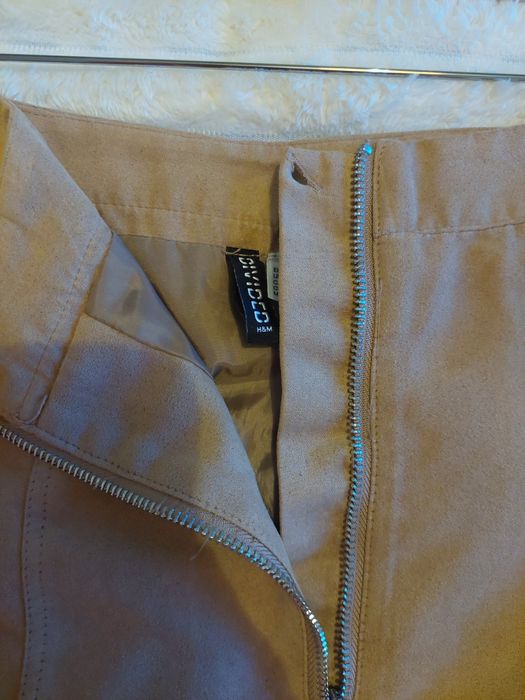 Beżowa spódnica na zamek H&M