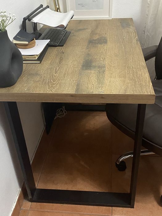 Secretaria robusta e cadeira