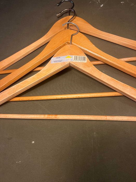 Conjunto de 6 cabides de madeira