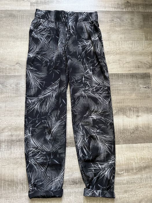 Lernie spodnie z roślinnym wzorem
