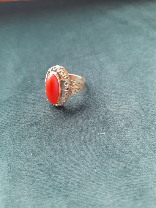 Piękny zloty pierścionek z koralem