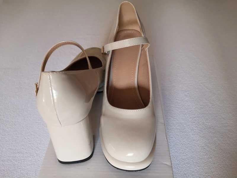 Sapatos senhora de salto largo