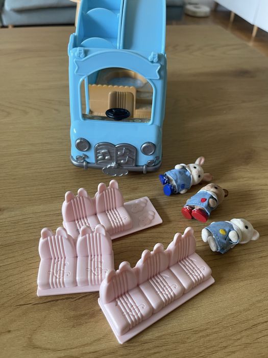 Autobus szkolny i figurki Sylvanian Families