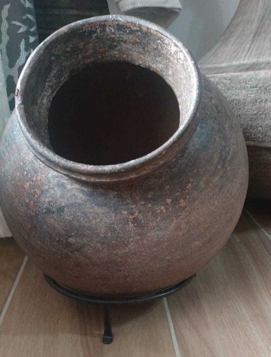 Pote de cerâmica com fundo côncavo, rústico + base de ferro