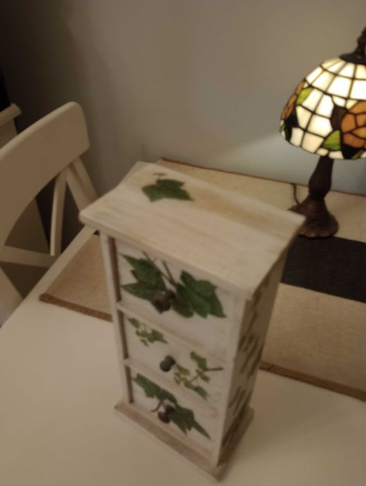 Mini komódka z szufladkami na biżuterię t-lighty złamana biel bluszcz