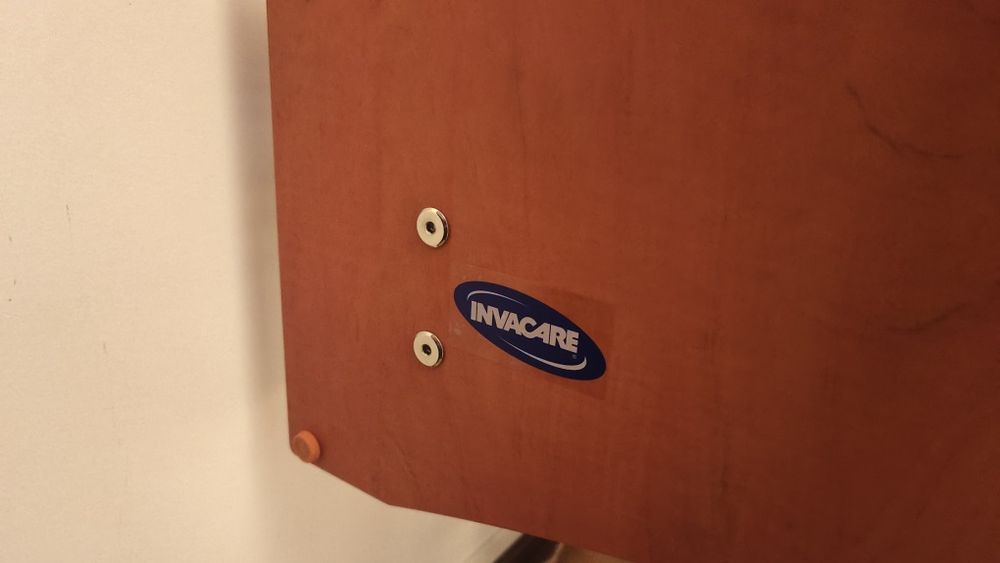 Cama Invacare com colchão anti-escaras