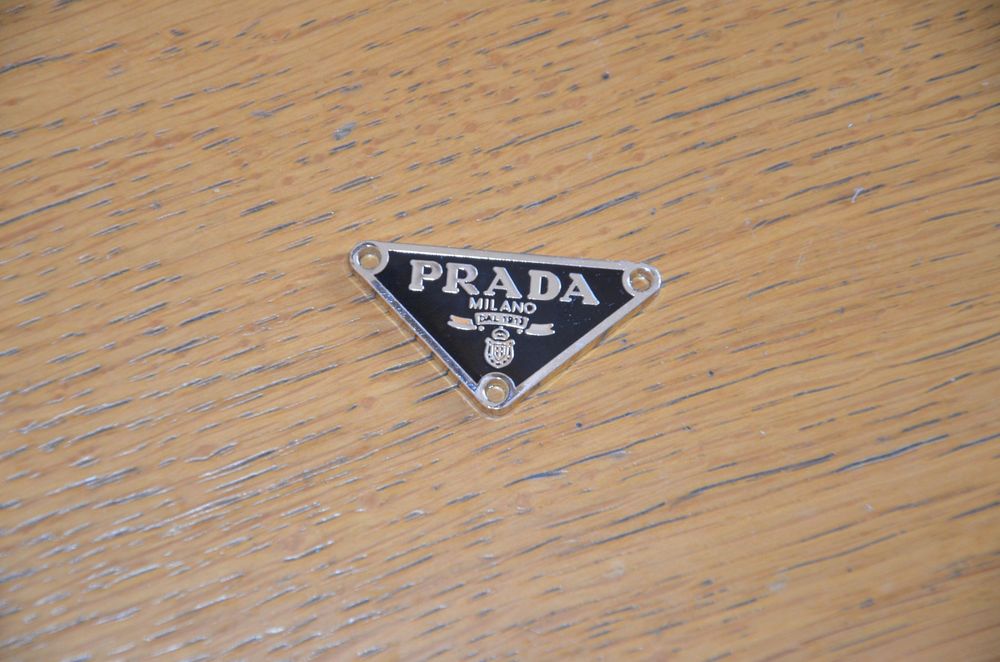 prada logo przywieszka zawieszka 3.7x2cm