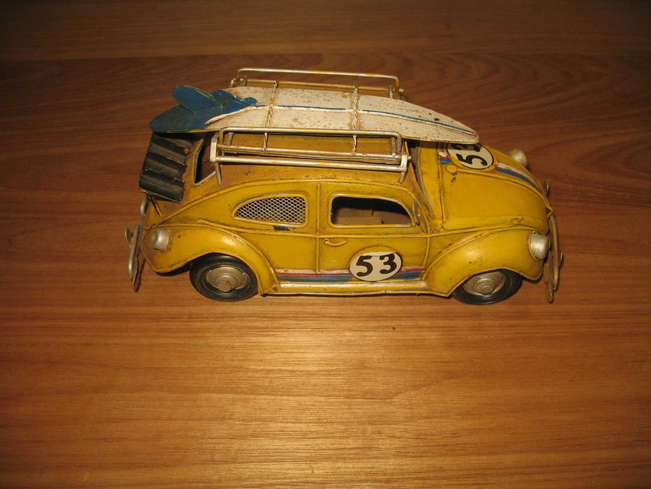 Mealheiro em forma de carro em chapa