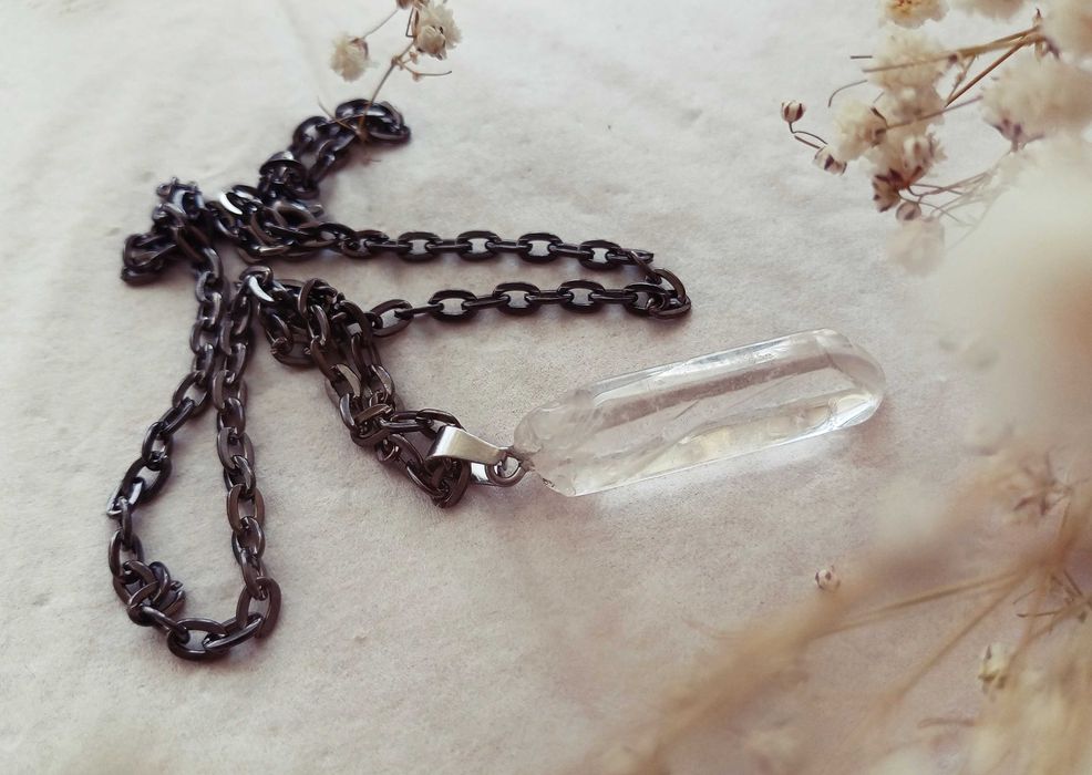 łańcuszek z naturalnym surowym kwarcem