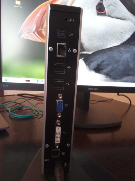 Stacja dokująca Toshiba Dynadock wraz z zasilaczem.