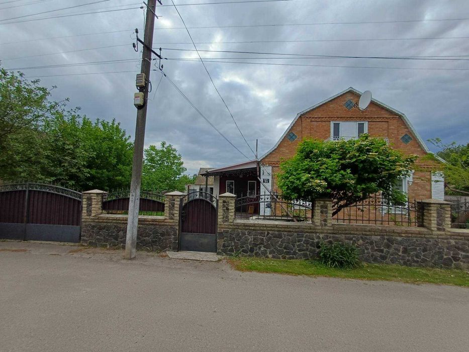 ПРОДАЄТЬСЯ БУДИНОК У м. УЗИН