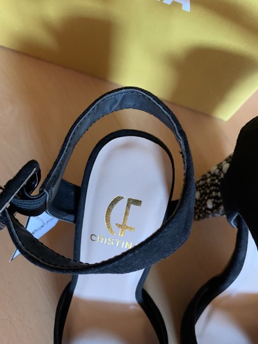 Sandálias novas pretas