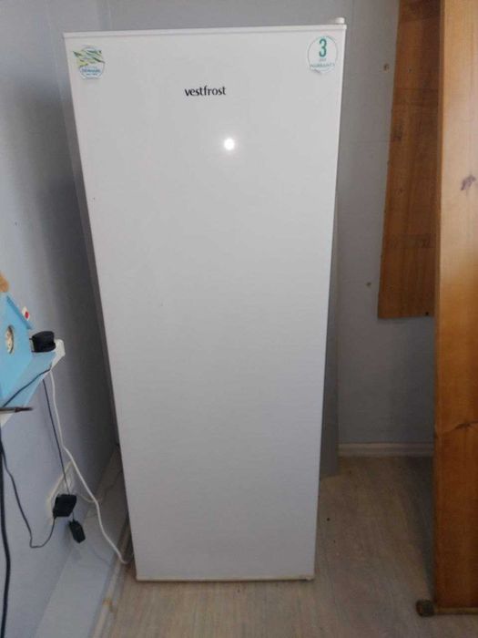 Продам морозильную камеру Vestfrost CMFN 144 W