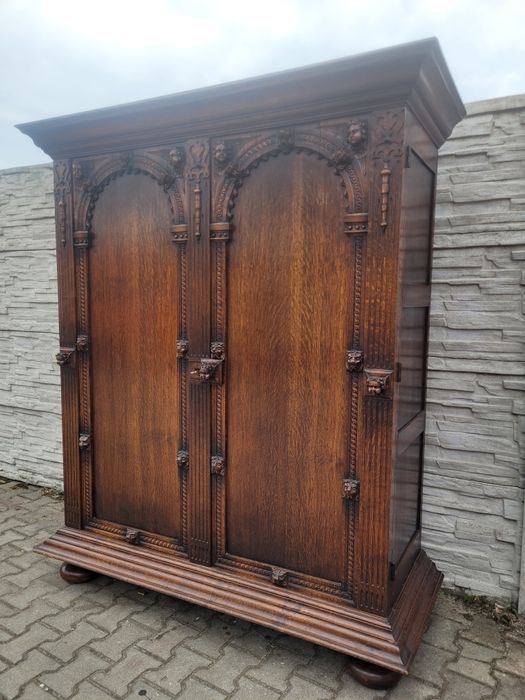 Elegancka szafa z drążkiem i półkami.