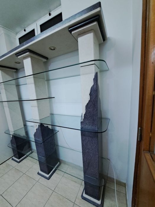 Móvel de mármore com prateleiras de vidro