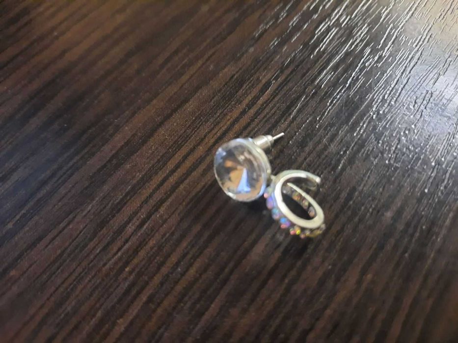 Одна сережка с белым камушком серьги бижутерия