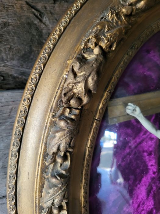 Zabytkowy krzyż za wypukłym szkłem owalna rama