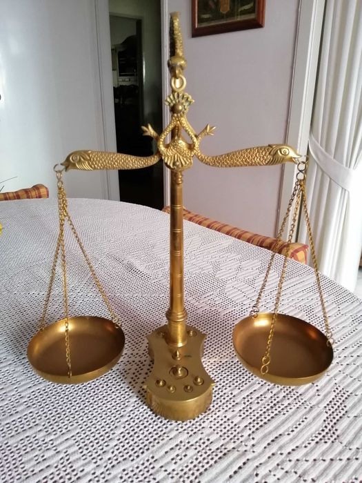 Balança de Pratos Antiga, em latão, com pesos