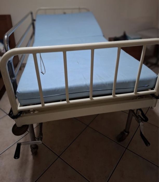 Cama em ferro articulada com colchão