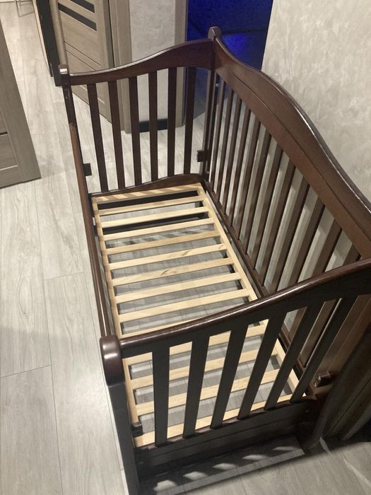 Дитяче ліжко з матрацом.